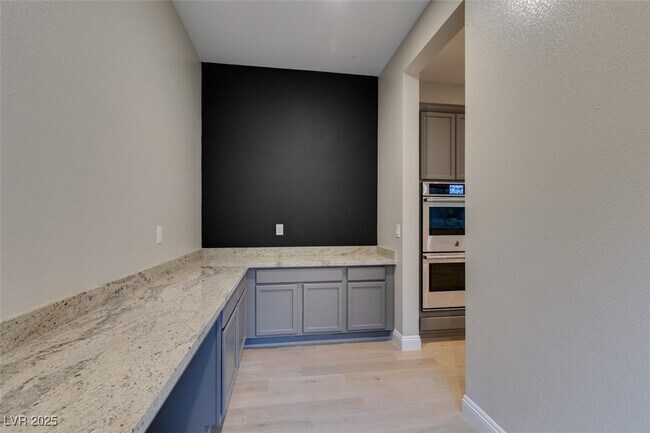 Building Photo - 2566 Speyburn Ave