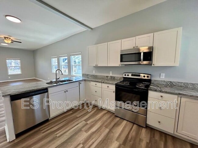 Building Photo - 838 N Temple Ave