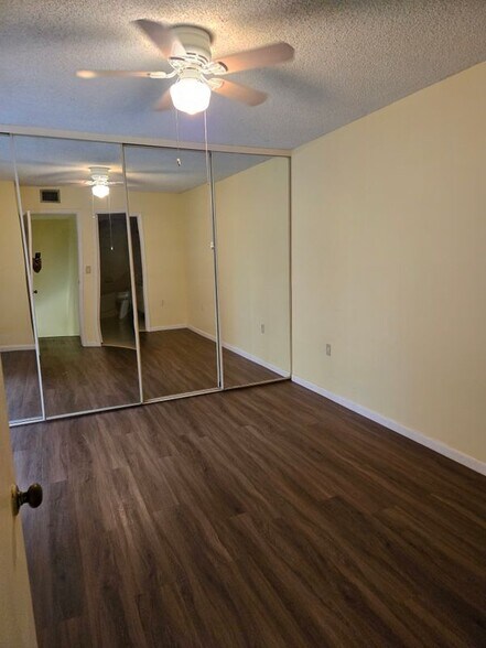 Building Photo - 505 Live Oak Ln