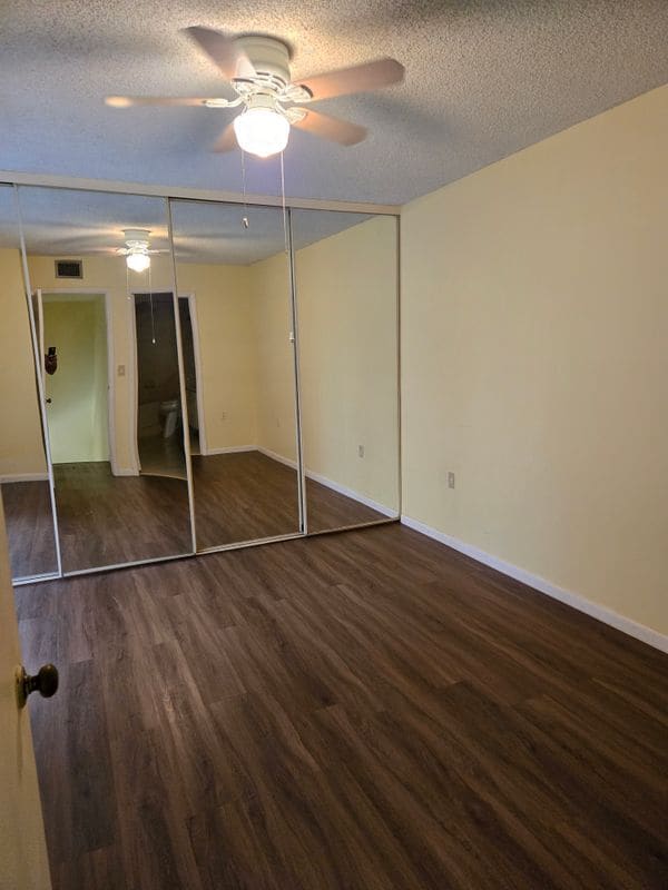 Building Photo - 505 Live Oak Ln