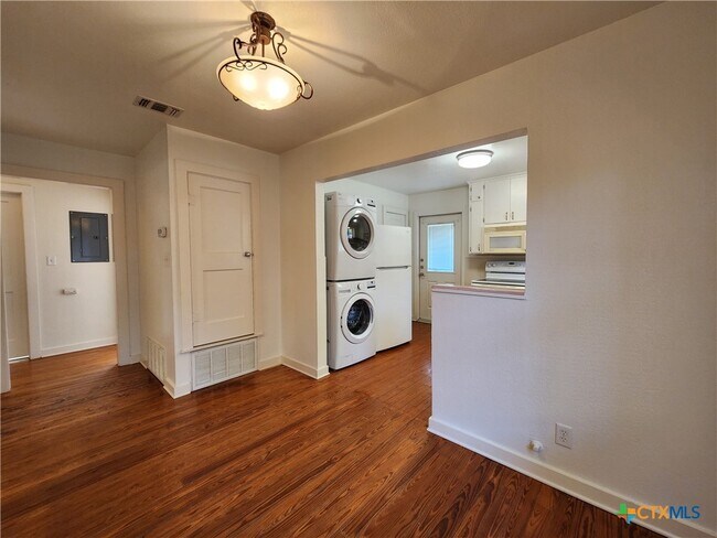 Building Photo - 588 S Castell Ave