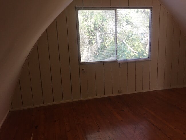 Building Photo - Unique & Affordable 2 Bedroom on Eastside ...