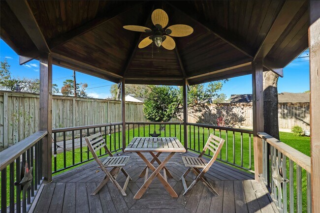 Building Photo - 1422 Gardenia Dr