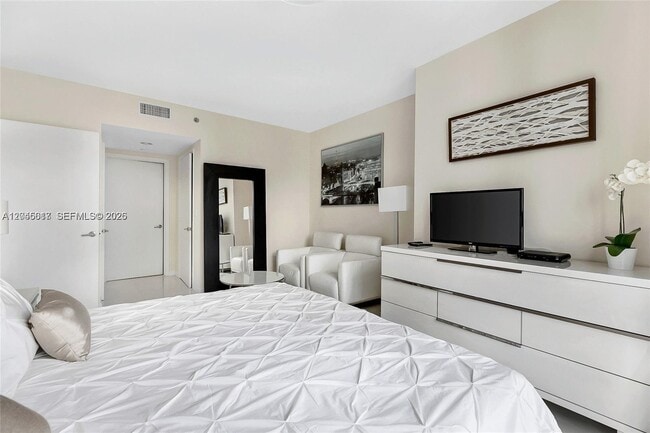 Building Photo - 485 Brickell Ave
