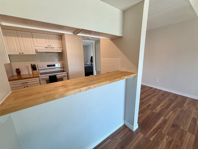 Building Photo - 3300 Pebblebrook Dr