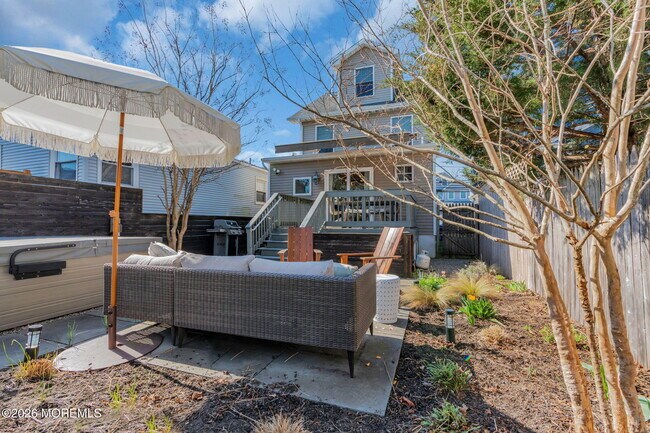 Building Photo - 510 Lareine Ave