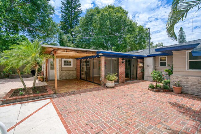 Building Photo - 1127 S Osprey Ave