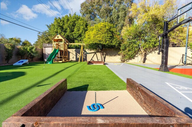 Building Photo - 5604 E Beverly Ln