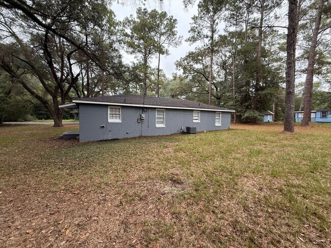 Building Photo - Spacious 3 Bedroom 1  Bath home with Appliance and Washer/Hookup.