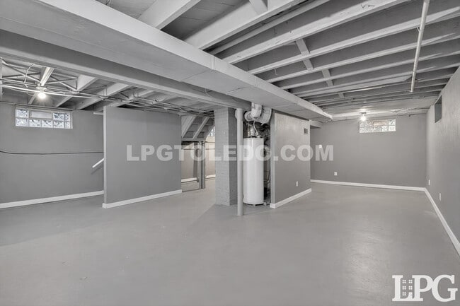 Building Photo - 2041 Loxley Rd