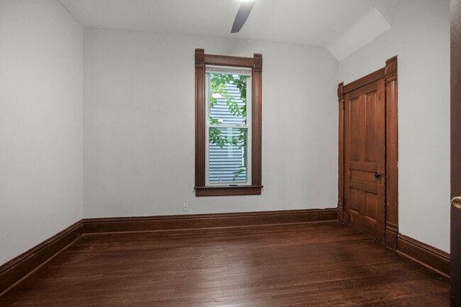 Building Photo - NEW LISTING -5 BEDROOM HOUSE!