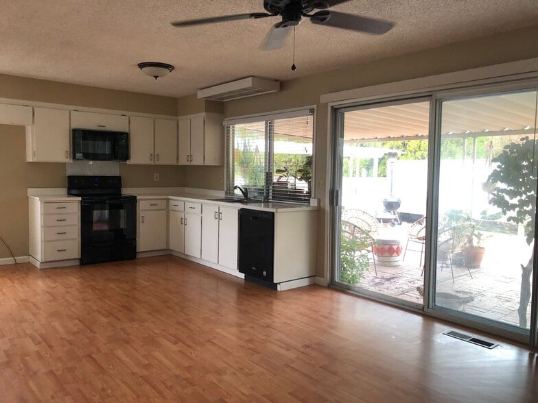 Building Photo - 708 Saturn Way