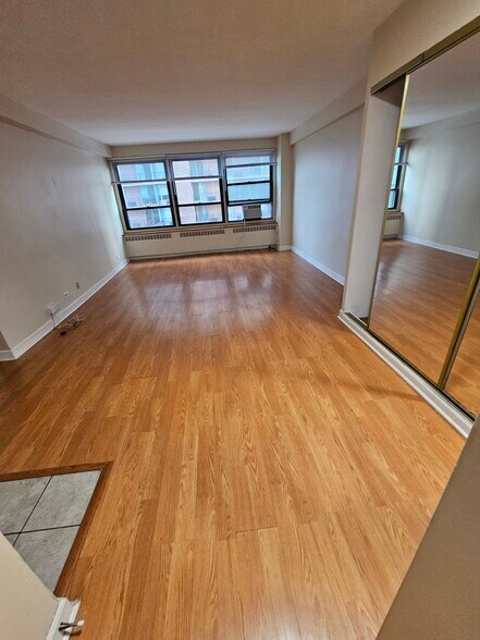 Building Photo - 652 W Gordon Ter