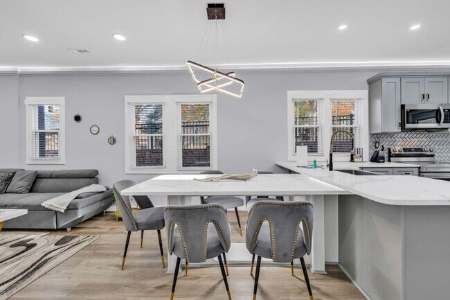 Building Photo - 830 Parkwood Ave