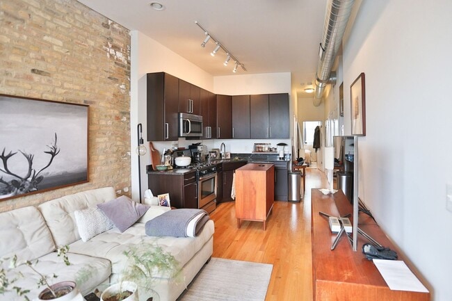 Building Photo - Great 1 Bedroom Apt. Exposed Brick, High Ceilings, All New. Great Location.