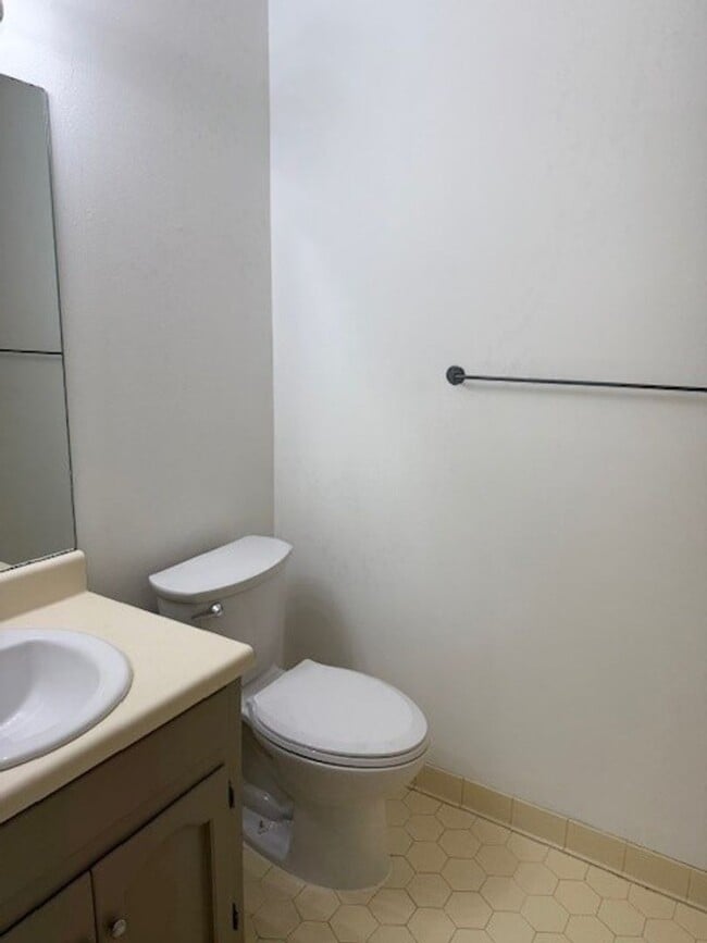 Building Photo - Nice 3 Bed 2 Bath Available Now!