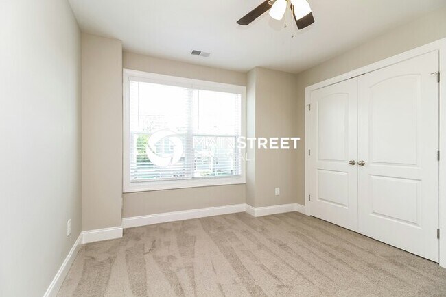 Building Photo - 3 Bedroom Pet-Friendly Home in Hendersonville, TN with Main Street Renewal