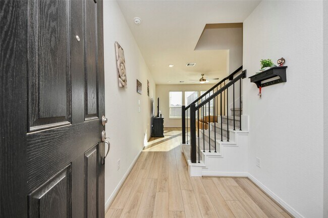 Building Photo - 4852 Sun Fls Dr