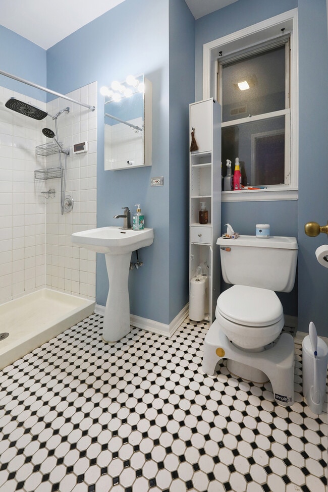 Building Photo - 6042 N Kenmore Ave