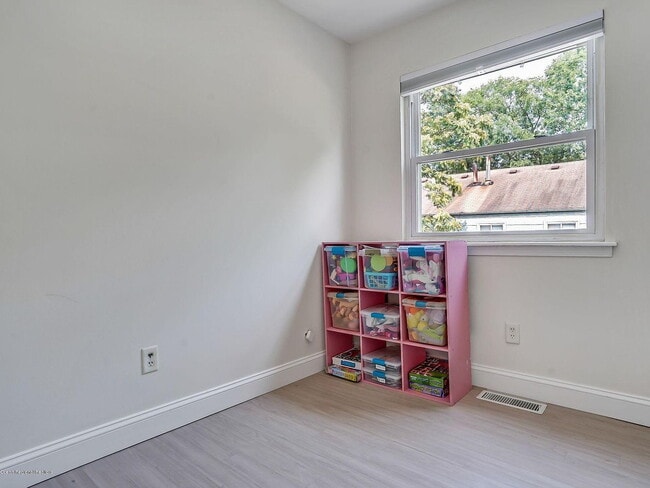 Building Photo - "Charming 3-Bed, 2- in Lakewood -