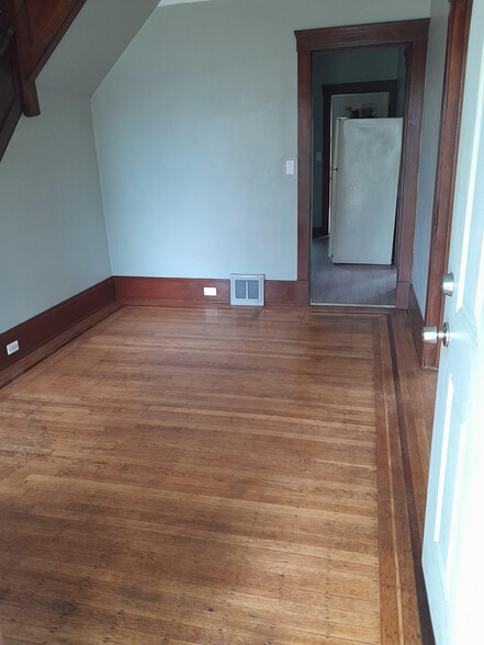 Entry Rm - 1379 W 61st St