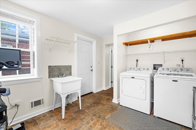 Building Photo - 656 Washington Blvd