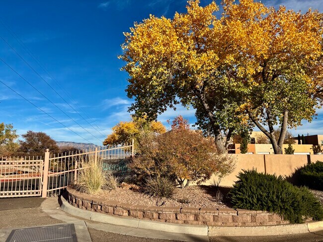 Building Photo - 2700 Vista Grande Dr NW