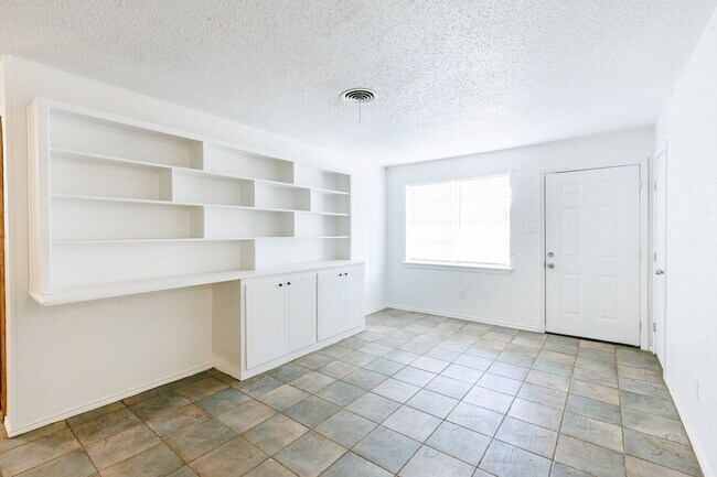 Building Photo - Updated 4 bedroom close to LCU and Tech