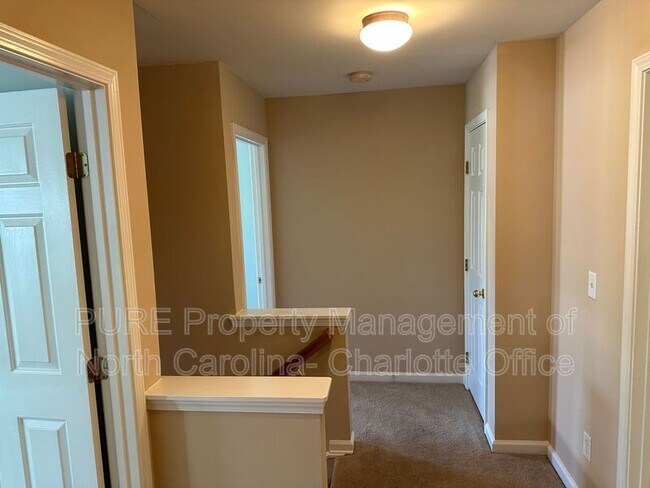 Building Photo - 6033 Queens Walk Ct