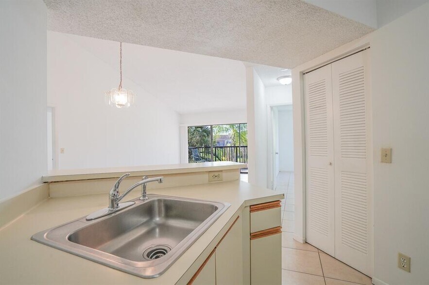 Building Photo - 9033 Wiles Rd
