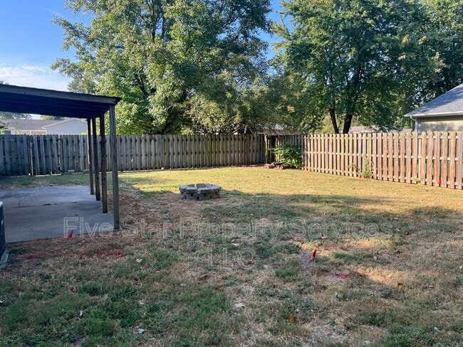 Building Photo - 402 N Iris Dr