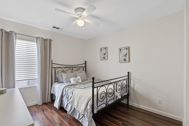 Third bedroom with Queen bed - 903 Valerie Ln