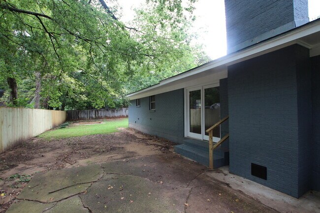 Building Photo - Tour Today! Charming 3 Bedroom, 2 Bathroom Home in Tyler!