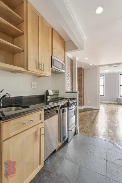 Building Photo - 697 Tenth Ave (47th & 48th Ave), #3FN