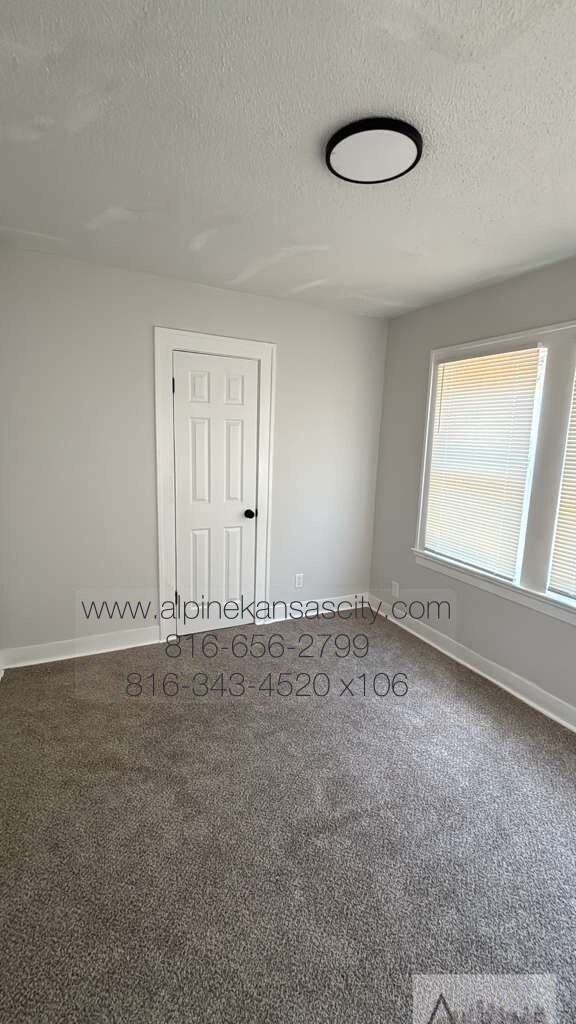 Building Photo - Updated Bungalow Near 39th/71