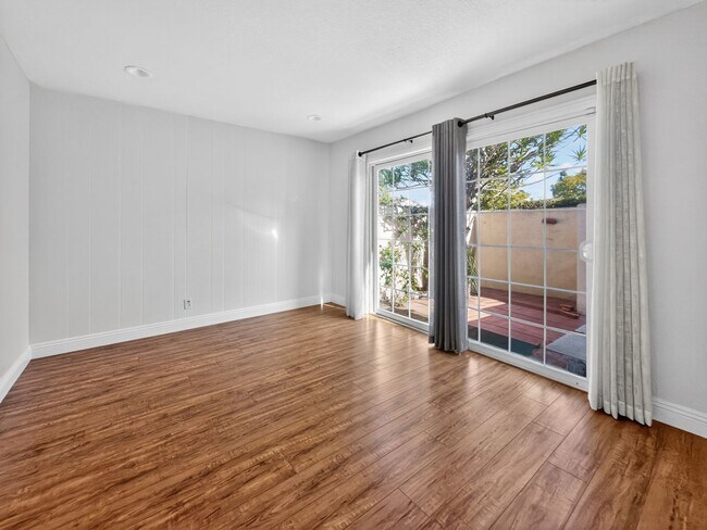 Building Photo - Remodeled, Single-Level, End-Unit Condo in Irvine