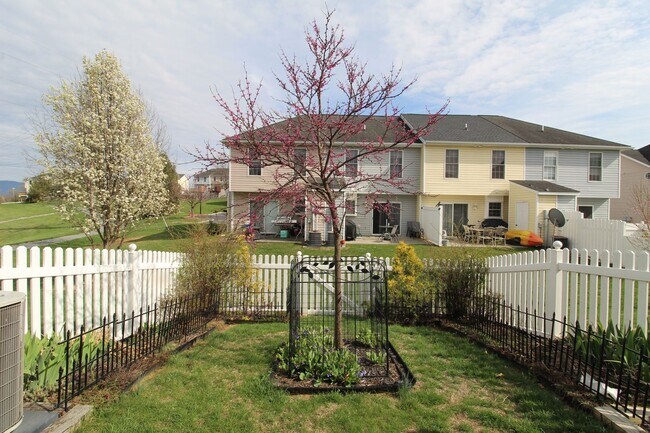 Building Photo - Liberty Square Townhome with Fenced Yard!