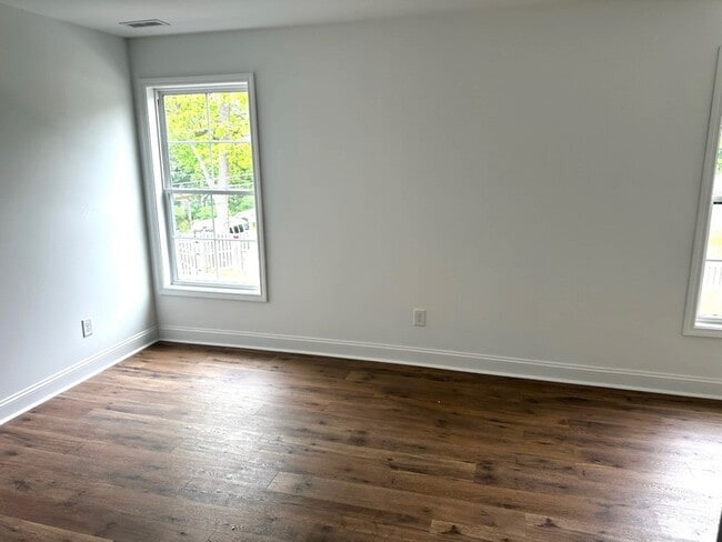 Building Photo - 427 Lakeland St