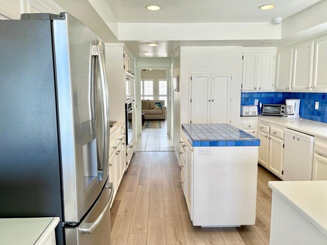 Building Photo - 4025 Ocean Dr