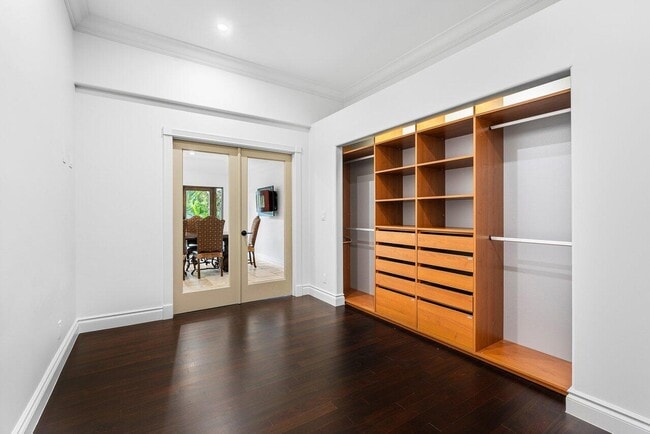 Building Photo - 1 18th Ave S