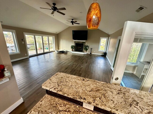 Building Photo - Large 3 Bedroom With Water Views