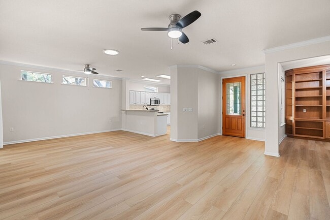 Building Photo - 104 Bronco Cir