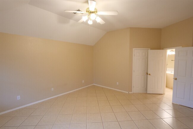 Building Photo - 15503 Clear Valley Dr