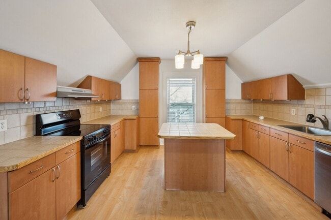 Building Photo - 91 Walnut St