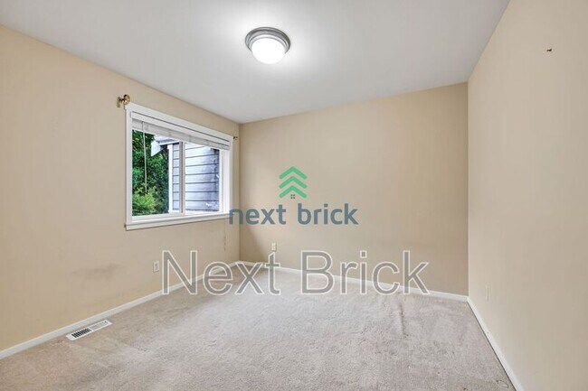 Building Photo - 1861 30th Ave NE