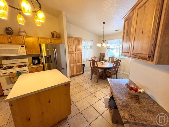 Building Photo - Snow Canyon Home!