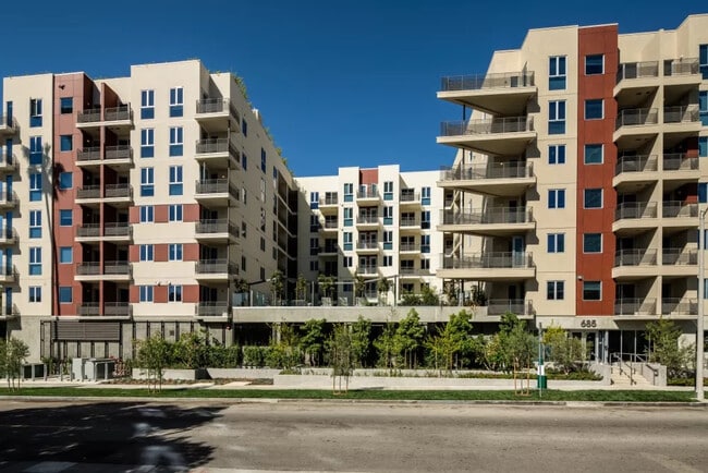 Building Photo - 685 S New Hampshire Ave