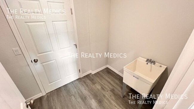 Building Photo - 4165 Hammock Rd