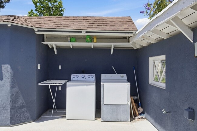 Building Photo - 12334 Moorpark St