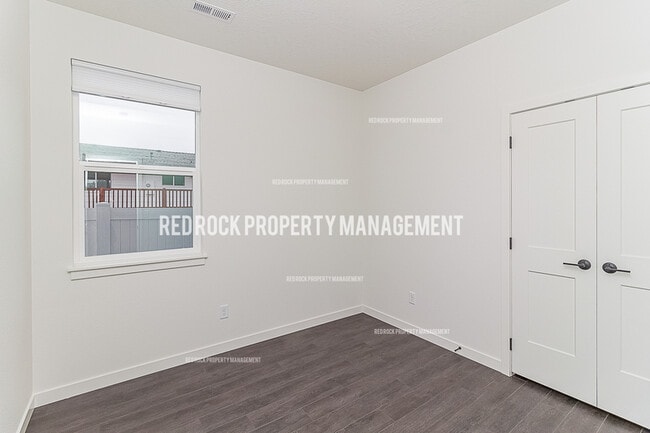 Building Photo - 610 S Crescent Ln